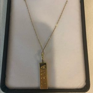 Gold necklace with ‘mama’ pendent